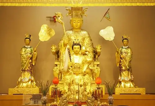 此时,人们把西王母神话传说和周穆王西征,汉武帝西巡的历史事实联系