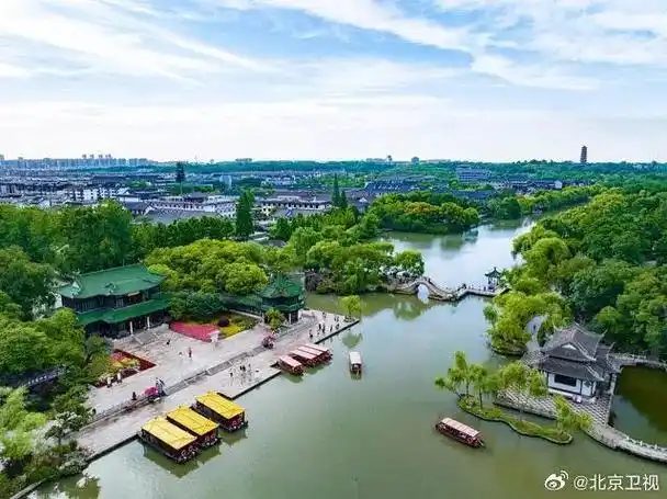 初夏时节,江苏扬州瘦西湖风景区内葱郁清凉,引得众多游客前来参观游玩