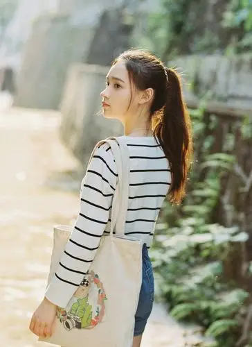 清纯活力美少女清新条纹衫配牛仔裤朝气焕发户外写真