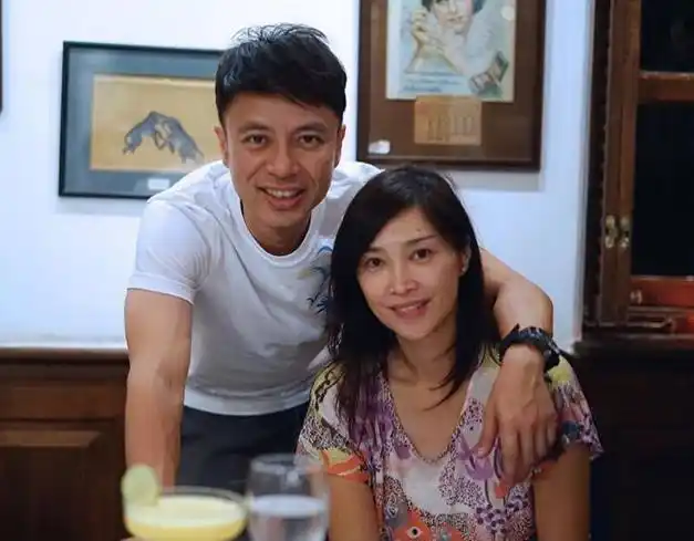 李克勤跟老婆卢淑仪已经结婚14年了,但是两人感情依然甜蜜温馨,从照片