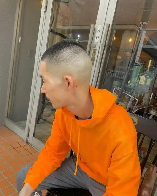 男士的发型不仅能够展现个性和风格,还能够修饰脸型和气质.