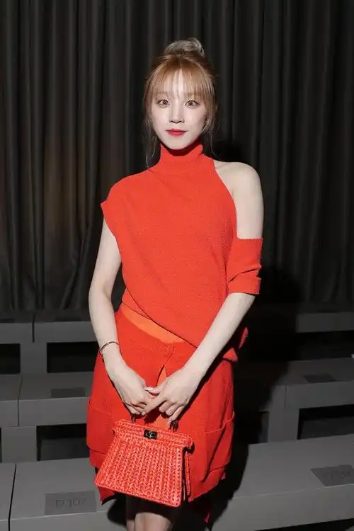 宋雨琦红裙惊艳亮相,丸子头半露香肩尽显俏皮优雅