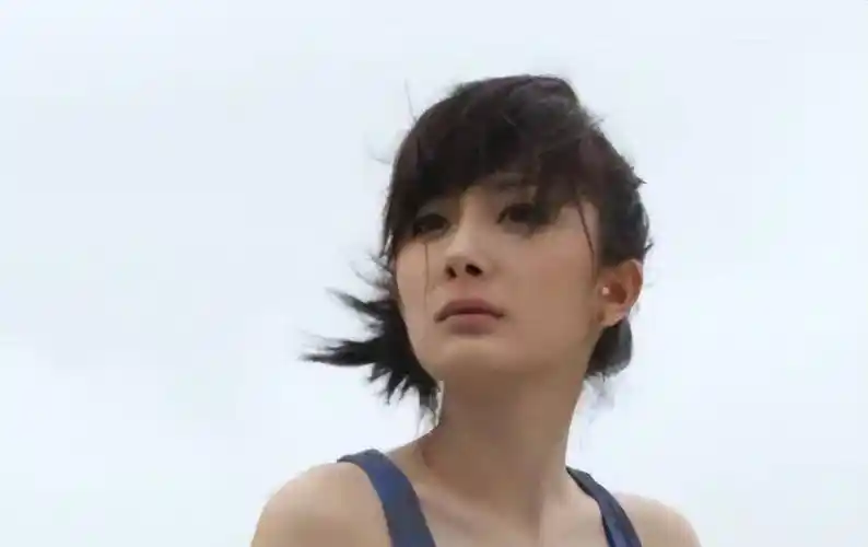 杨幂早期《孤岛惊魂》发布会,呼之欲出的身材衣服都快装不下了