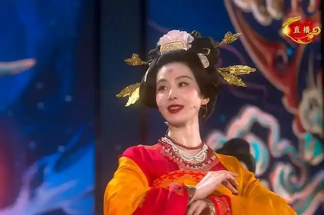 85花龙年春晚表现杨幂穿新中式唐嫣笑出鱼尾纹刘诗诗晕妆