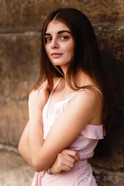 漂亮的大眼睛的年轻女孩