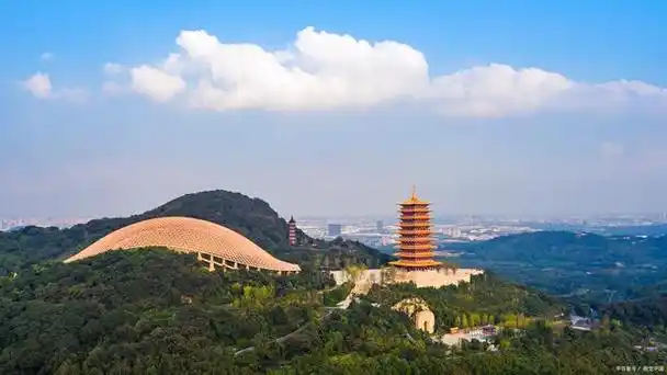 翠屏山,将军山,牛首山三山穿连,构成一幅独特的山明水秀的画卷景色