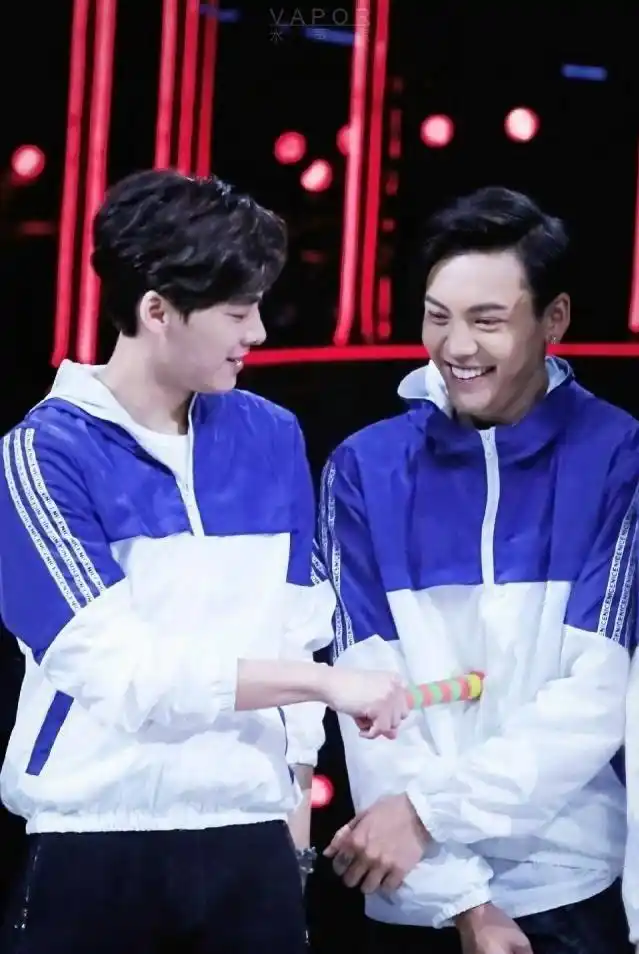陈伟霆&李易峰近期互动盘点|李易峰陈伟霆活动相聚相谈甚欢,摸耳环的