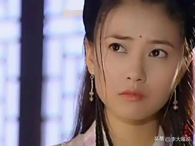 当时的高圆圆已经凭借"周芷若"一角在影视圈爆火,加上她甜美清纯的