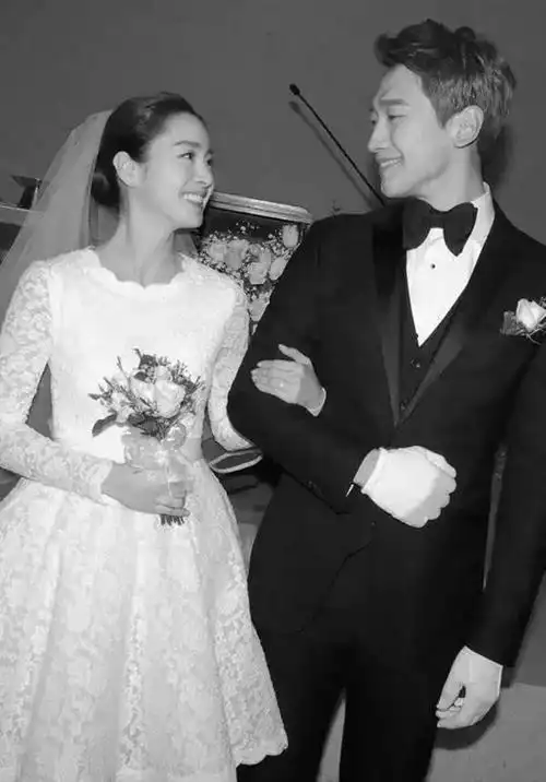 41岁金泰希晒美照引老公rain示爱!出道20年仍是韩国第一天然美女