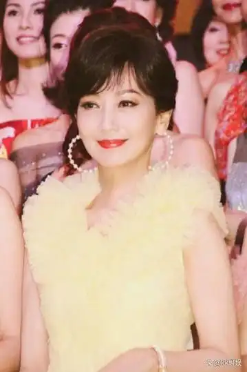 路人镜头下的明星,蔡明忍了,赵雅芝忍了,刘晓庆我真忍不住笑!