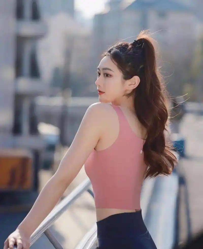 这边的女生长相较北方女生多了几分温婉,身材较南方女生普遍又比较