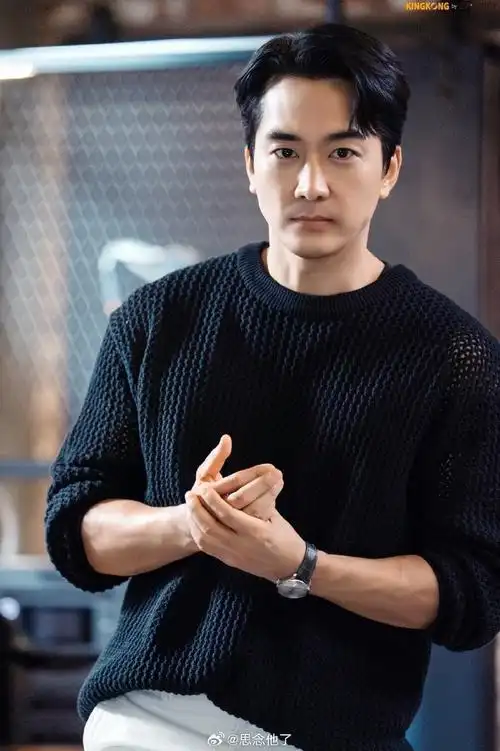 宋承宪超话oppa公司分享#player2#剧照与花絮配文:伪装成艺术家的骗子