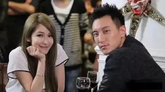 萧亚轩新恋情曝光和小15岁混血帅哥约会经纪人回应了