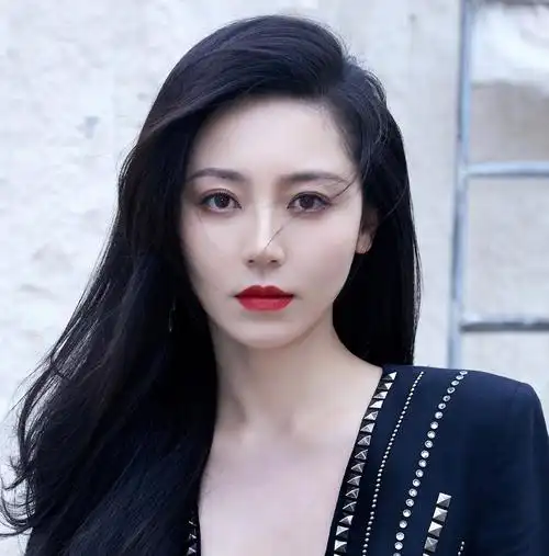 黄梦莹的长相大气,典型的大姐姐气质,随着年龄的增长,越发冷艳端庄