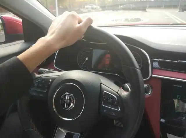 开车单手打方向盘是技术好还是为了耍酷