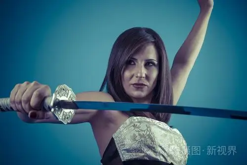 黑发女人拿着一把武士刀剑