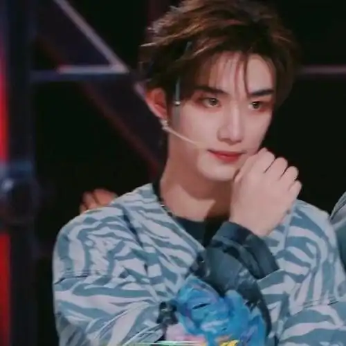 丁程鑫街舞的造型帅的我起飞他真的好适合露额头的发型啊