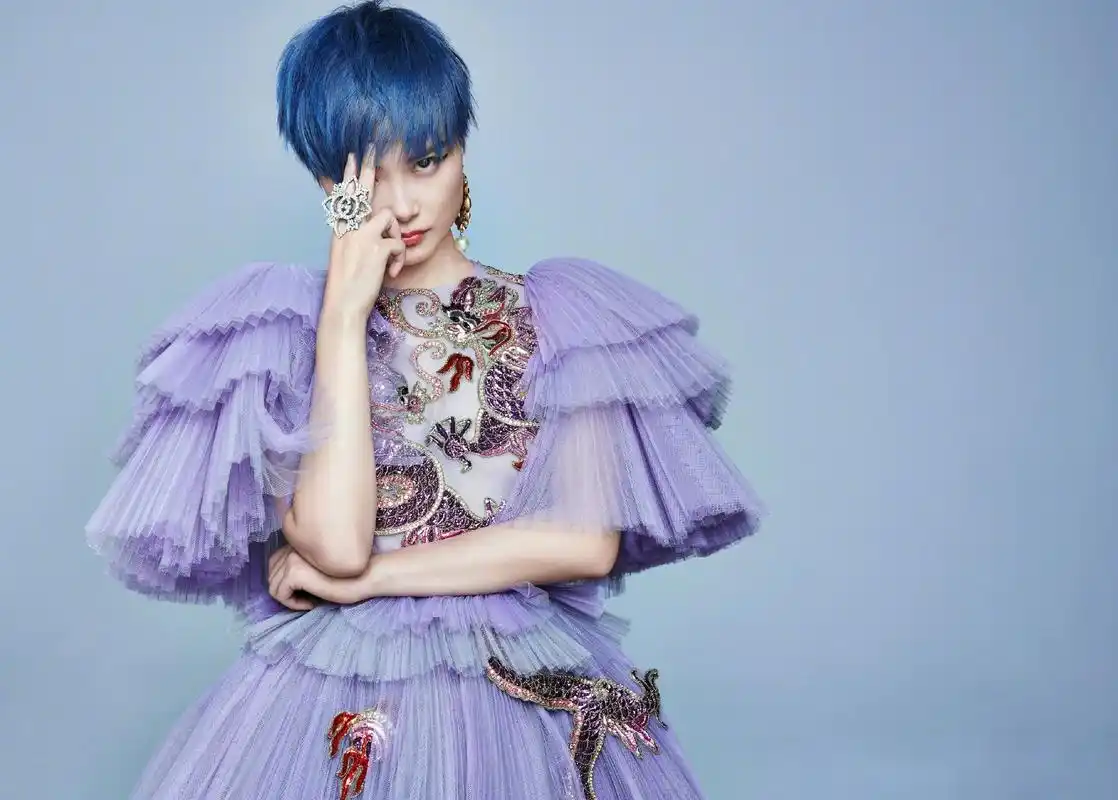 【李宇春虎袍蛋糕裙巡演造型】 李宇春演唱会与时尚跨界,造诣堪比时尚