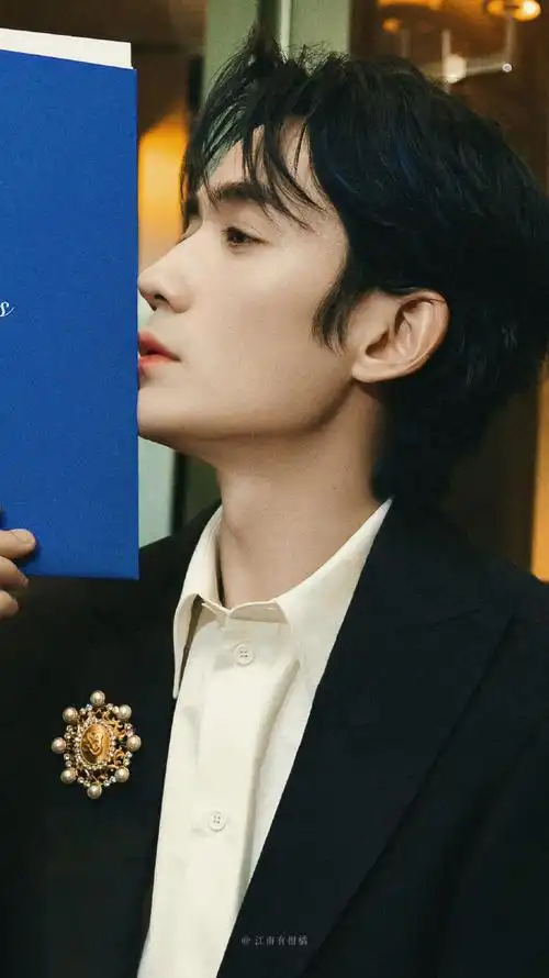 01手机电脑壁纸安排上@朱一龙#lv大秀港媒生图