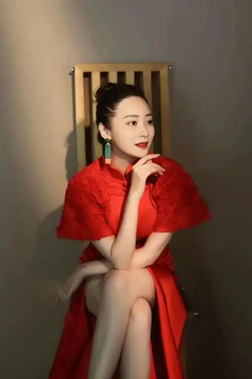 好顶狂飙曲栅栅穿紧身旗袍全身没露一点肉却肉感十足