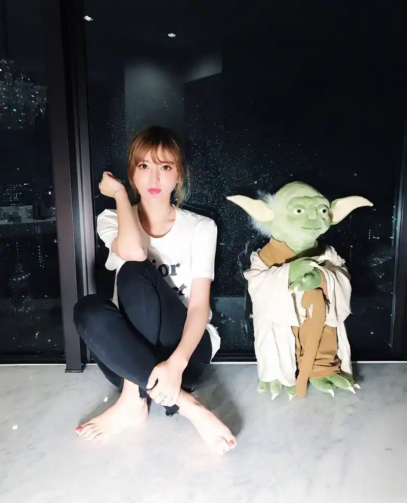 美人·玉足·阿兰