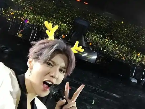 2021年,鹿晗开启全国巡演,爱豆出身的他,唱跳能打,live现场有多牛自然