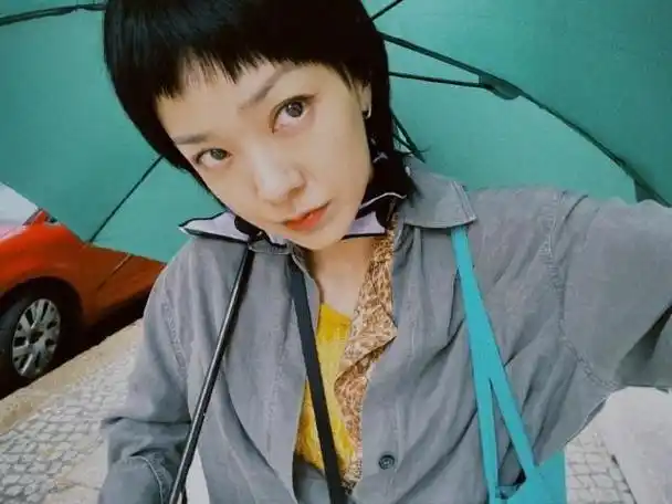 新浪娱乐讯 6月19日,郭采洁分享一组骑行随拍,郭采洁短发刘海个性十足