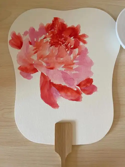 立夏 ,初尝试一下水粉 ,画朵雍容华贵的牡丹在扇子上,也别有一番意境.