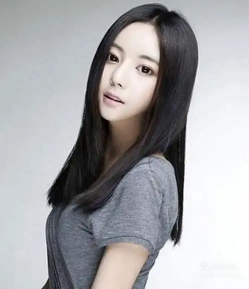 女生披肩中长发直发发型