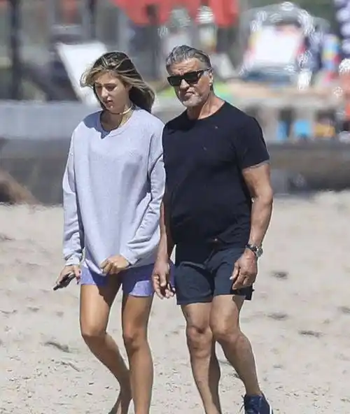 戴着墨镜的史泰龙看起来好"大男人",女儿斯嘉丽则秀出美腿和身材