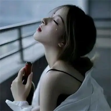 看了让人心疼的忧郁伤感女头图片 2023伤感大片很孤独的女生头像_女生