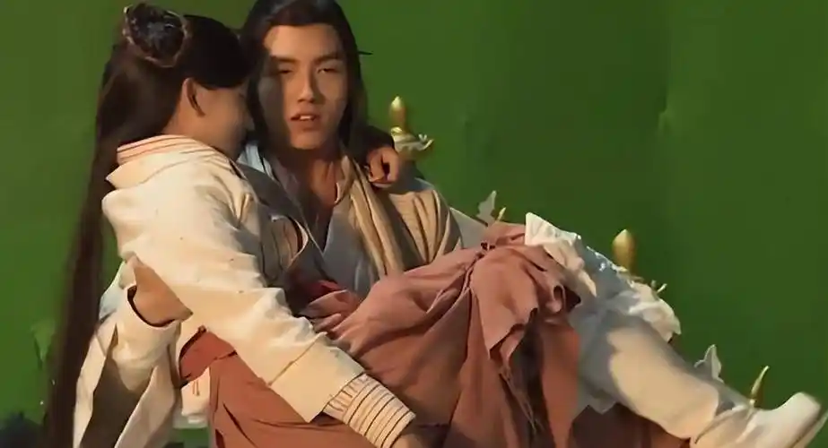 更夸张的曾舜晞,不说抱起女演员走两步了,就连将欧阳娜娜双脚抱离地面