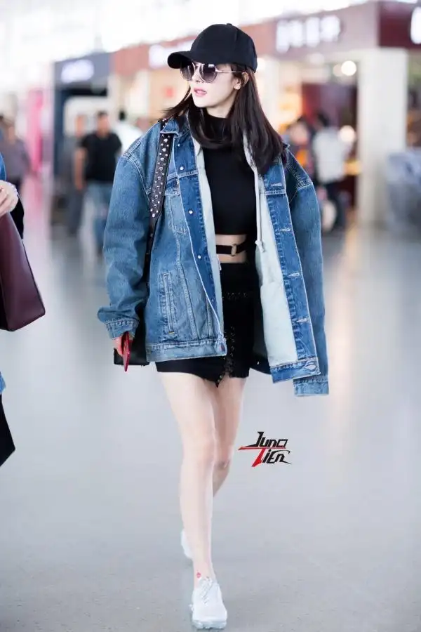 杨幂最新街拍 "小蛮腰"实力抢镜