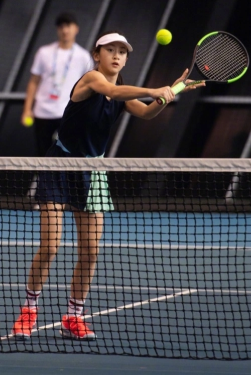 网球少女森碟打网球,身穿背心大秀肌肉线条 干练马尾显得精神