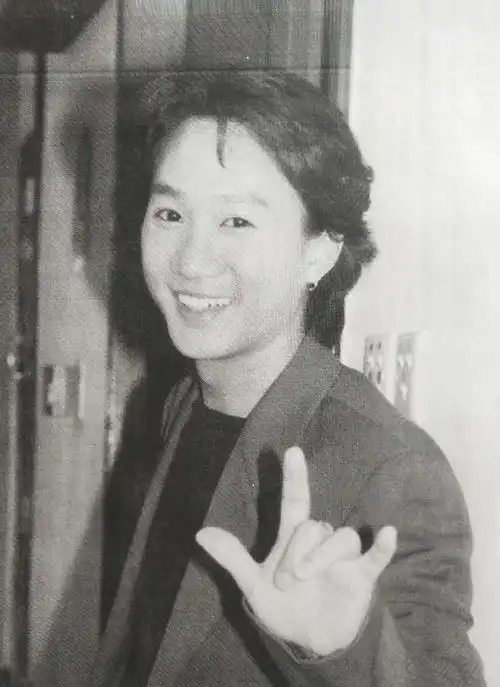 黄家驹罕见照片:当推销员时一脸稚嫩,女友以未亡人身份为其守灵