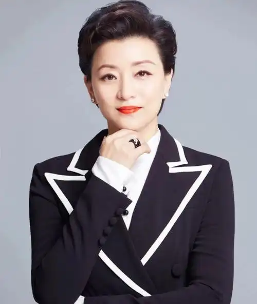 杨澜特有的主持人气质,实在是太干练,不同西装呈现出不同的美!