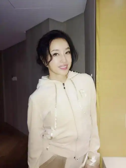 63岁刘晓庆近照曝光 身材苗条似少女