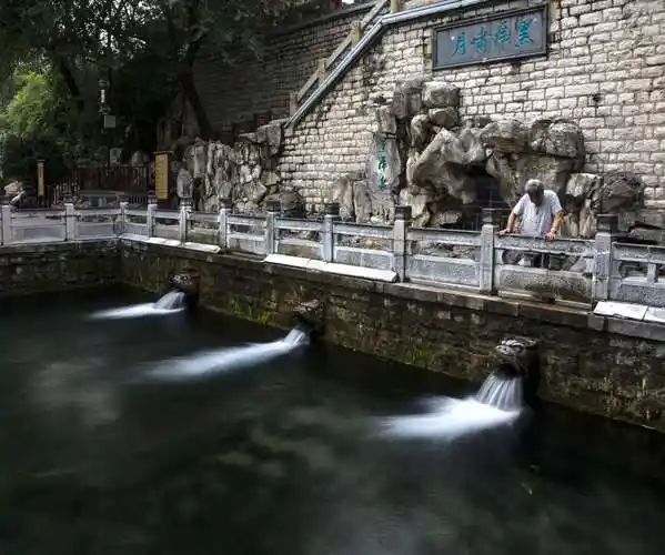 太劲爆了!黑虎泉时隔11年再次突破30米大关 - 海报新闻