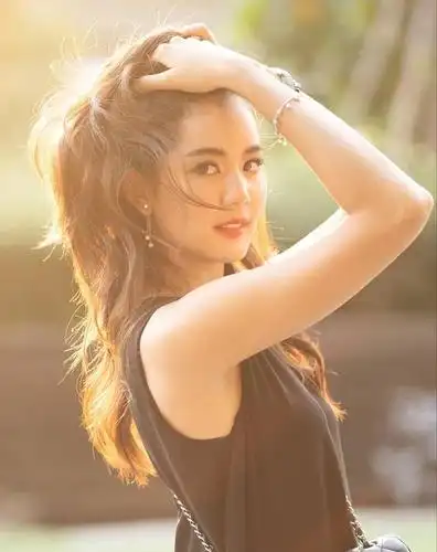 她的长相是属于甜美可爱的类型,五官小巧精致,看着很舒服,有种邻家