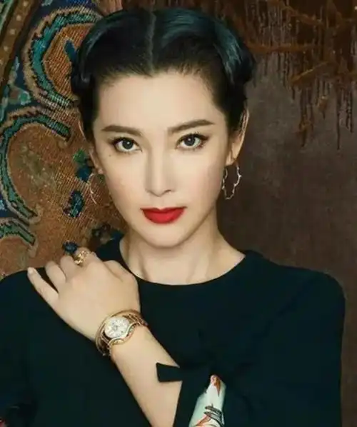 在国内她还有自己的传媒公司,赵丽颖,古力娜扎等艺人签约在她的旗下