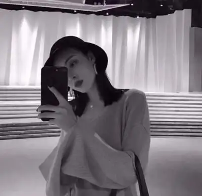 女生头像黑白成熟稳重