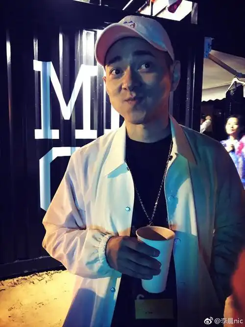 推简易婴儿车太低调,女儿正面照曝光|陈赫|潘玮柏|娱乐圈|初恋情人