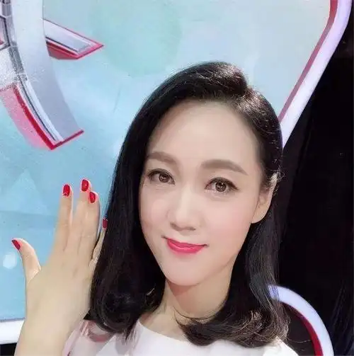 著名美女主持人周群,嫁给"神秘老公"生下三个孩子,51岁似少女