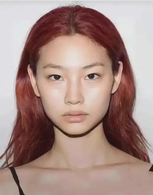 不过对修图ps爱得深沉的姐妹们,应该对这张红发素颜照很眼熟吧?