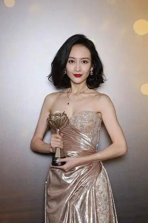 王鸥身材有多好穿黑色抹胸裙真是好魅惑羡慕了