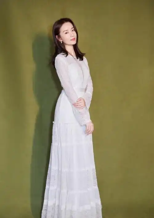 董洁真会穿,白衬衫配牛仔裤宛如时尚白领,气质惊艳哪里像38岁