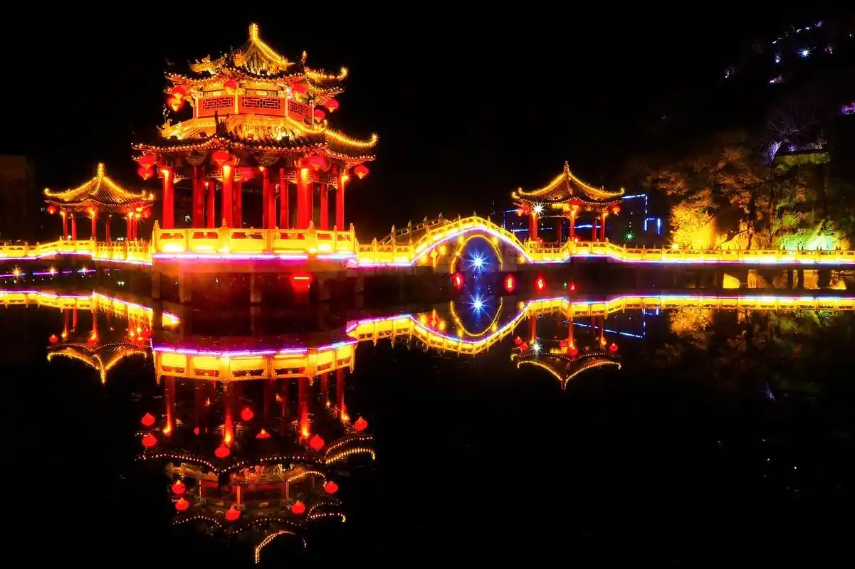 风光摄影:灯火辉煌的月牙湖