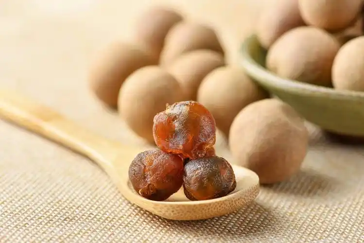 将新鲜的龙眼去皮去核后晒干后便是桂圆了,桂圆一般在干货市场或中药