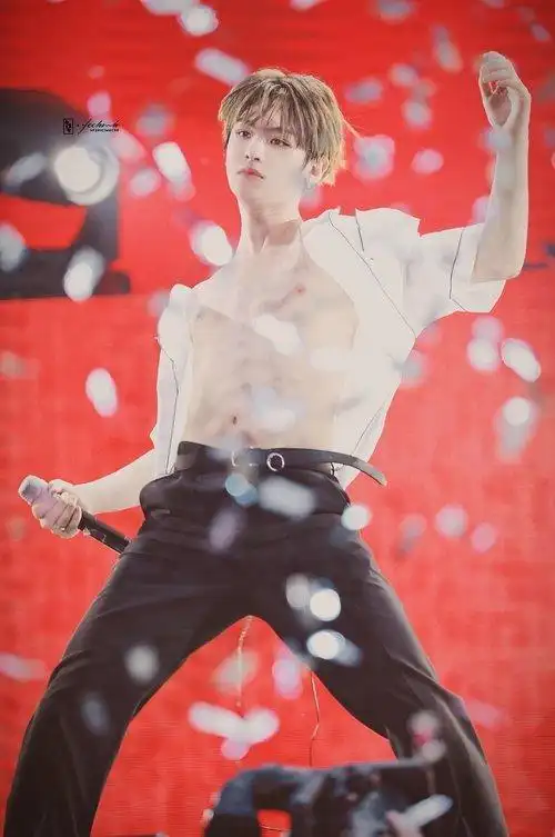 16岁黄明昊演唱会裸上半身秀纹身洗妈粉,粉丝:请尤长靖来管管