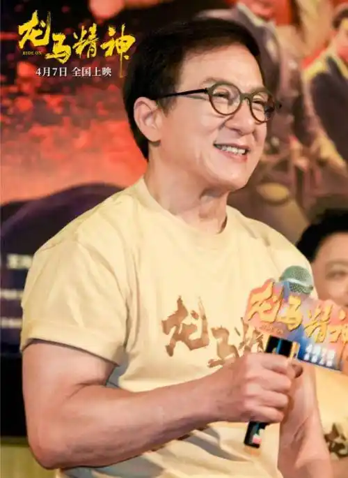 成龙曝近况,网友看到这些动作心疼不已_宣传_表演_影迷